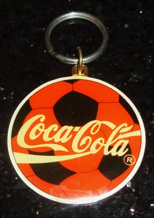 93173-1 € 2,50 coca cola sleutelhanger ijzer voetbal.jpeg